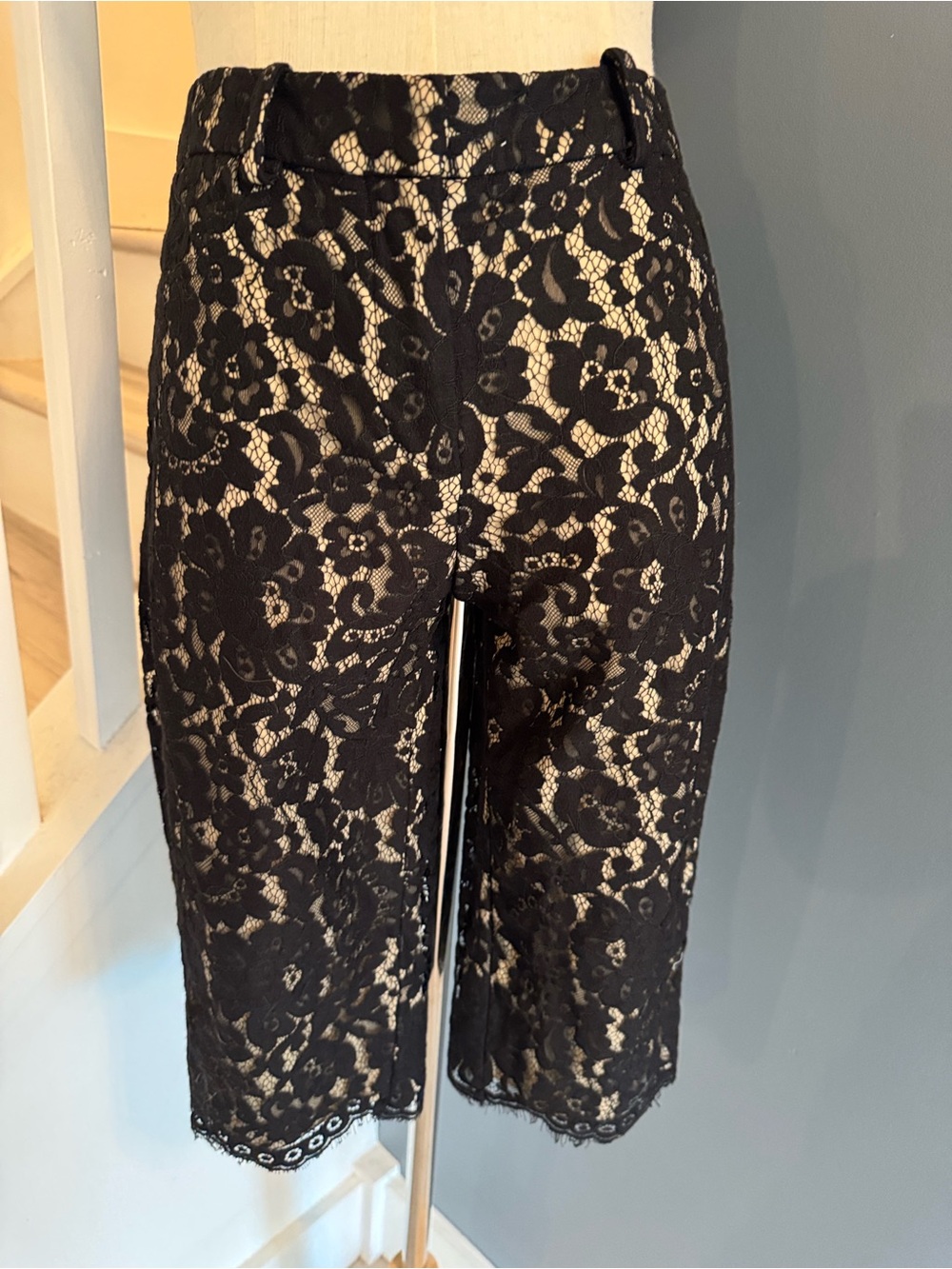 Black Lace Cropped Bermuda Pants. Vintage Y2K . Robert Rodriguez. Size 0
